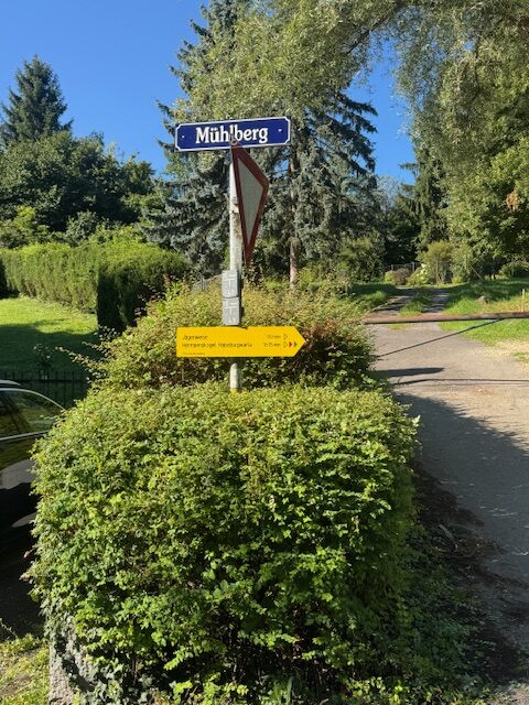 Heute Wanderweg Stangen mit Wegtafeln Ausgeschnitten
